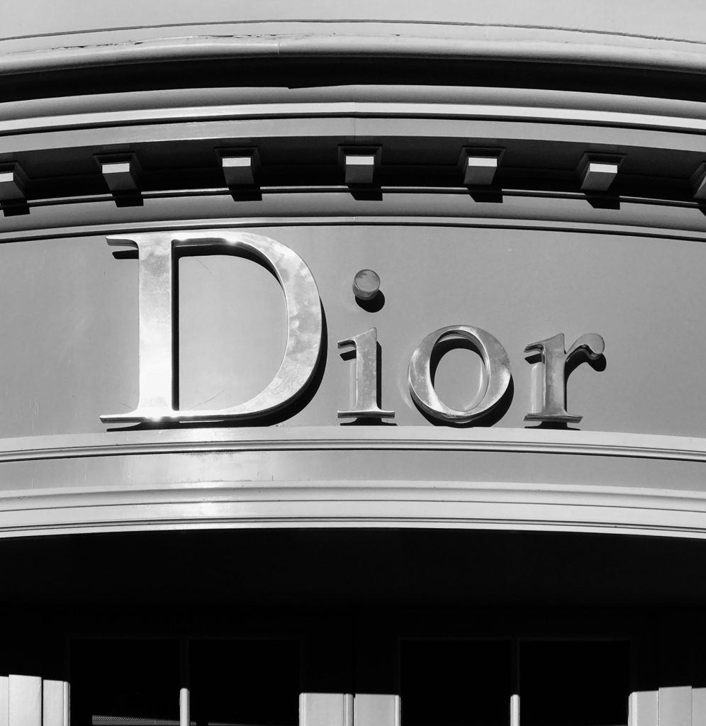 蓋亞設計-Logo設計種類有哪些？3種常見設計類型-Dior-創業-趨勢-網頁設計-SEO-網頁流量-一頁式-品牌設計-創業-色彩計畫-品牌形象-產品設計-包裝設計-平面設計-廣告配樂02